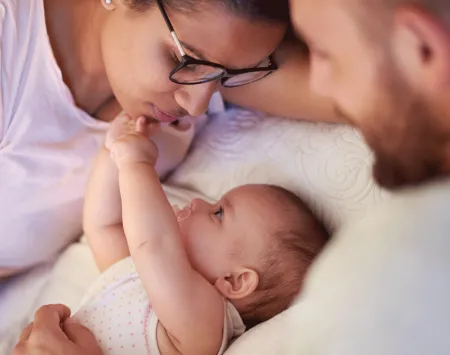 bebe con su familia