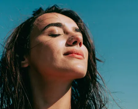 Mujer expuesta al sol